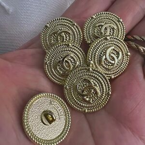 CC-LogoBrocadeMetal(SetOf6) 20mm/pale yellow gold shanked buttons/Stamped